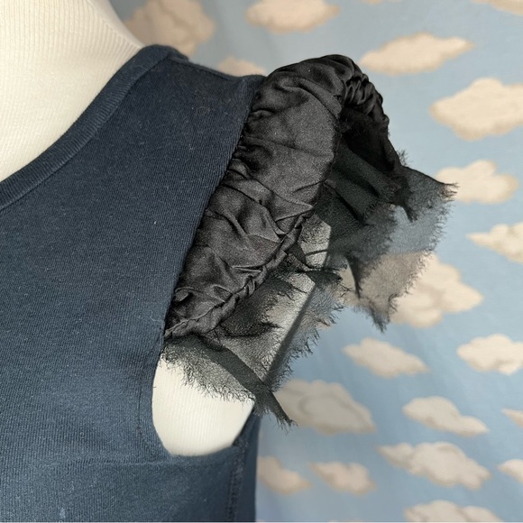 Alice + Olivia sleeveless fitted top with ruffled shoulders Black Size XS - Picture 3 of 8